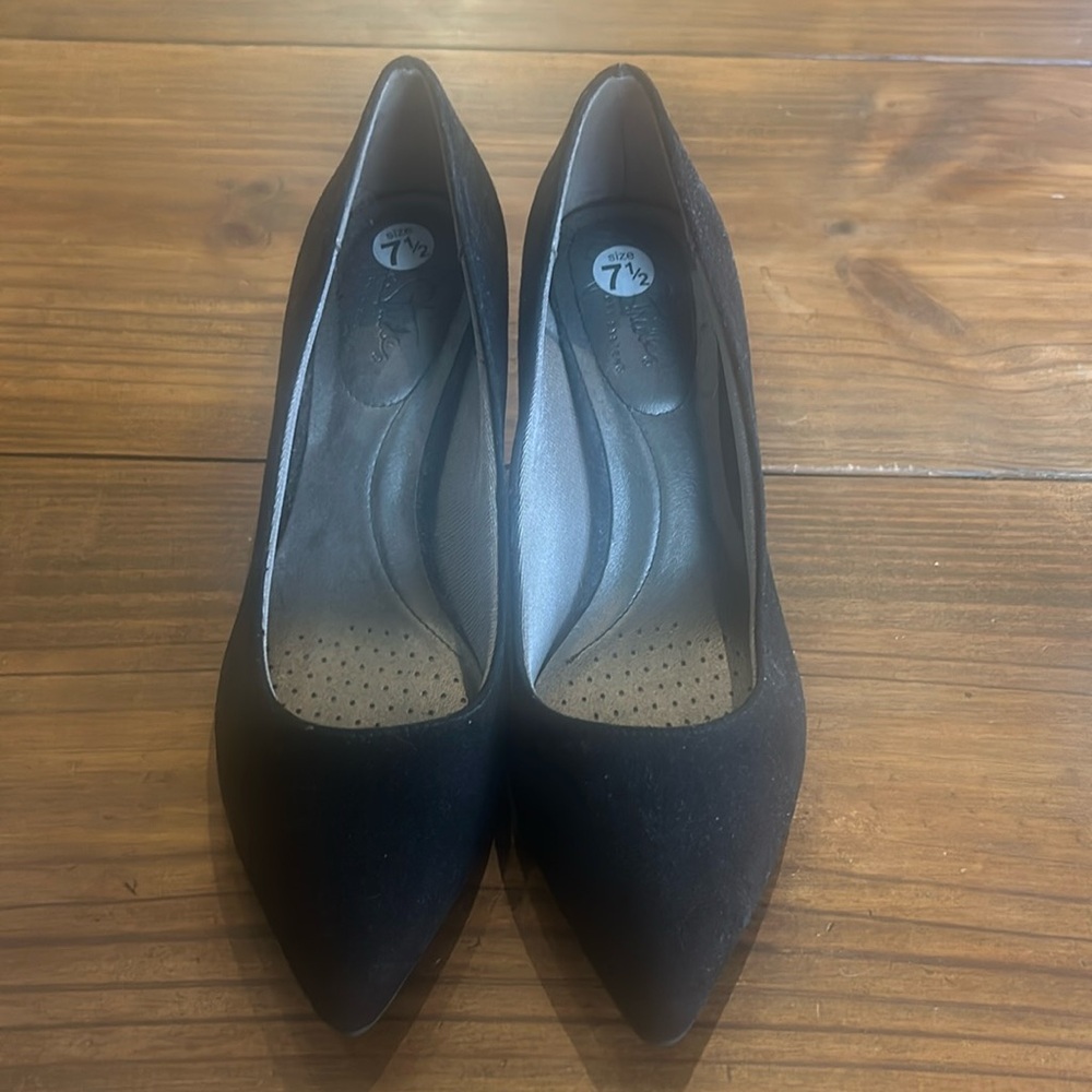 Brand new never worn sz 7.5 black womens suede LifeStride heels